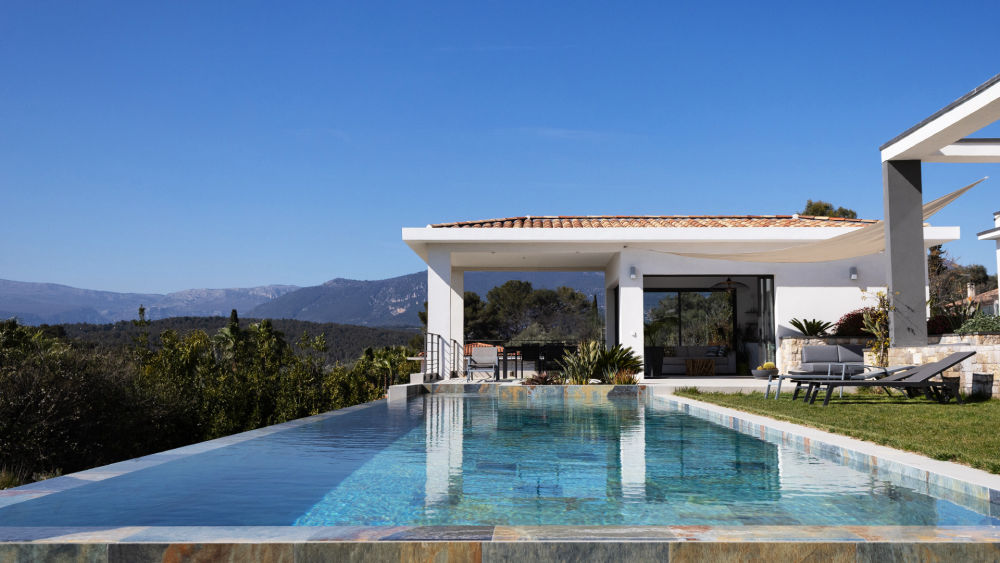 Luxury bespoke swimming pool and pool houses on the French Riviera by KO Sud Construction