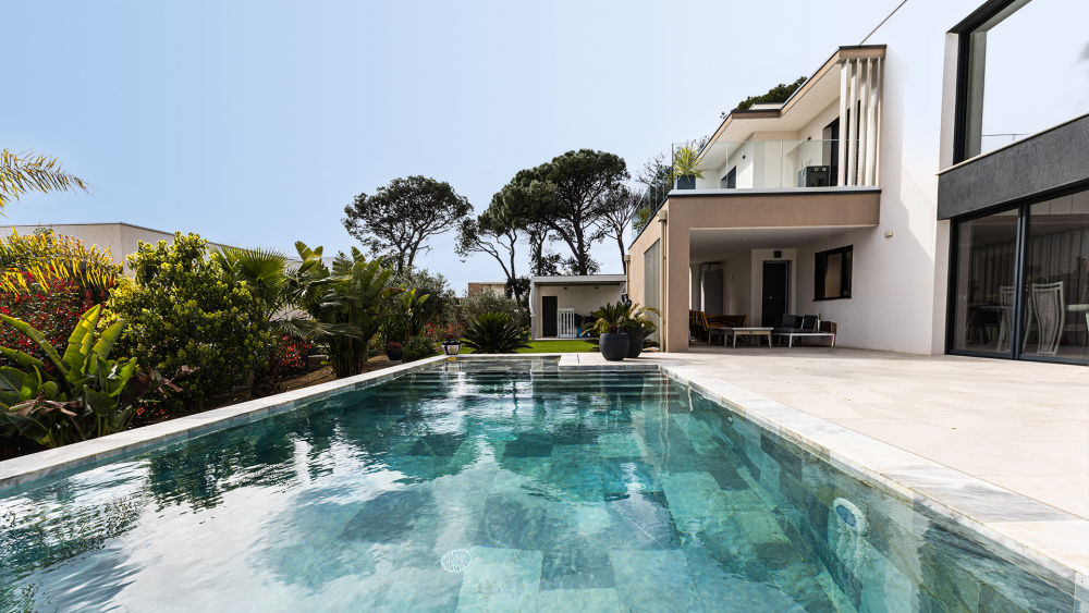 Contemporary luxury villa custom-built by KO Sud Construction on the French Riviera.