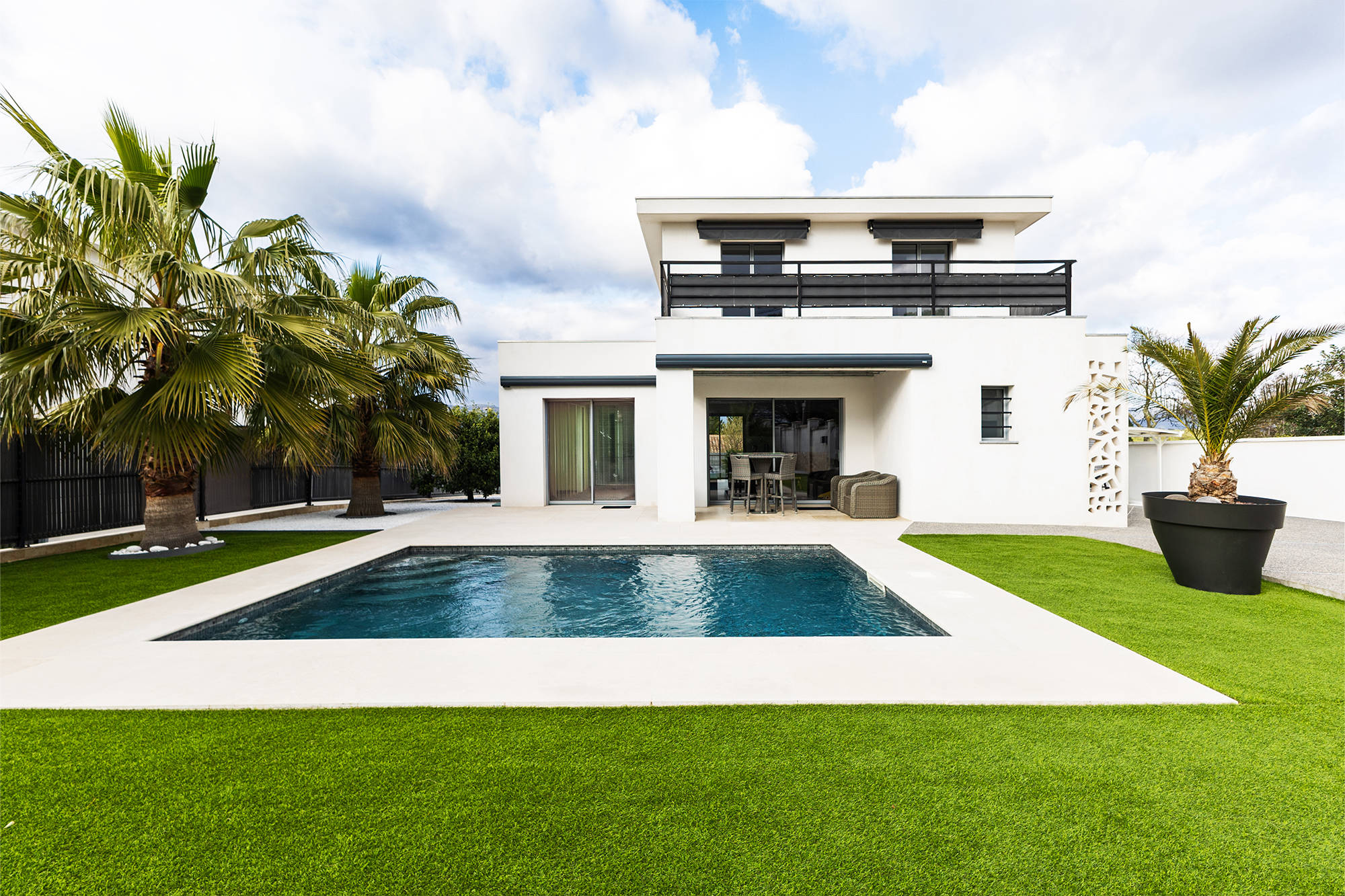Luxury bespoke swimming pool and pool houses on the French Riviera by KO Sud Construction