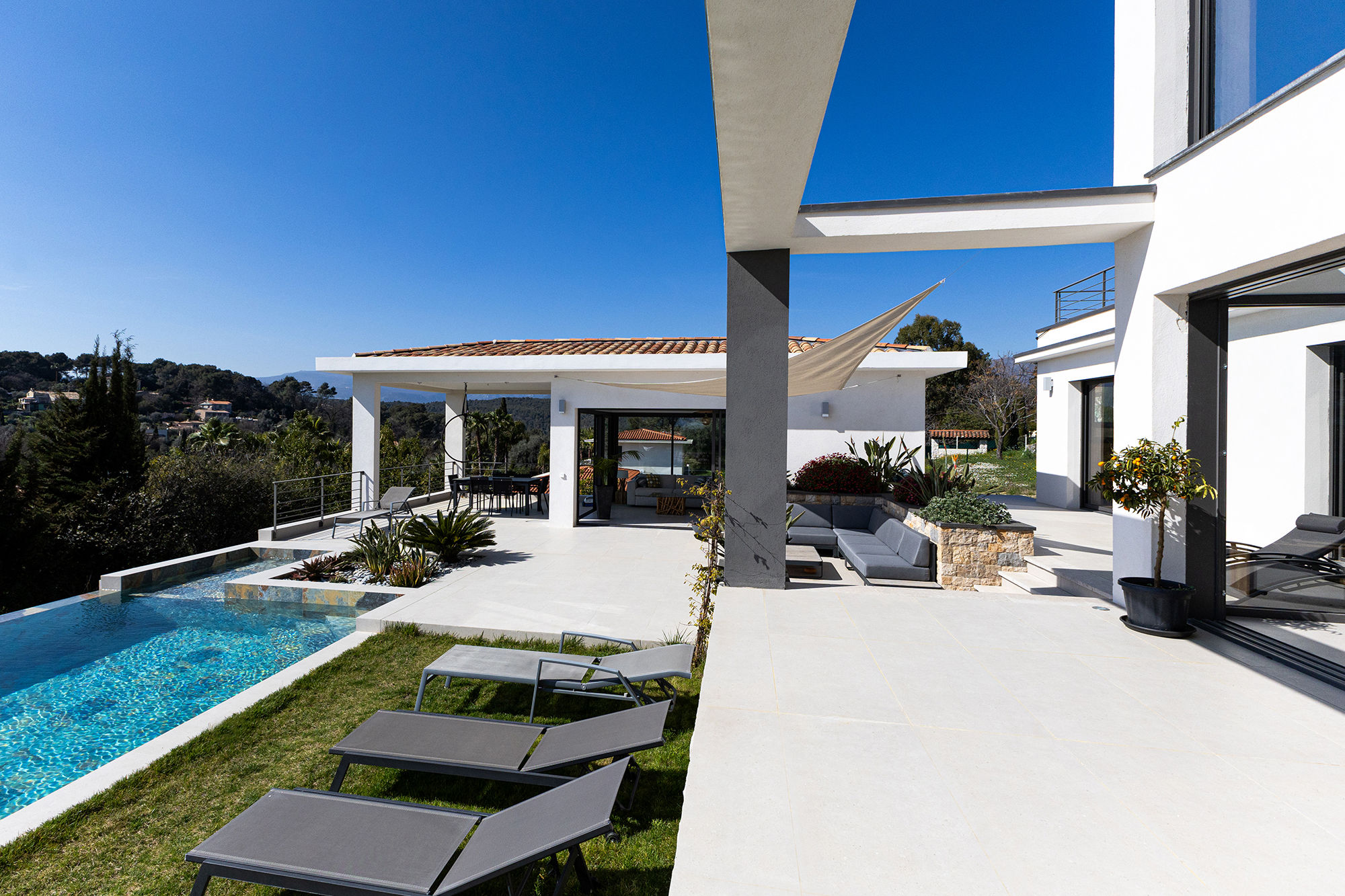 High-end swimming pool with terrace and sun loungers.