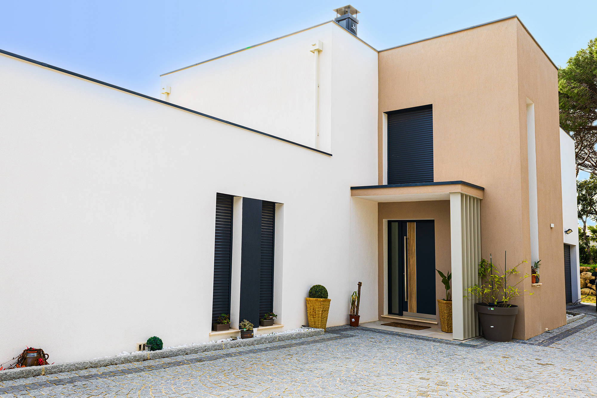 High-end residential property with pool near Saint-Tropez