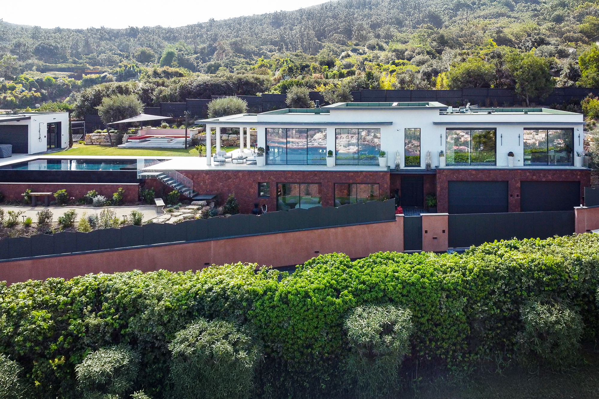 High-end villa with pool and landscaped garden in South of France
