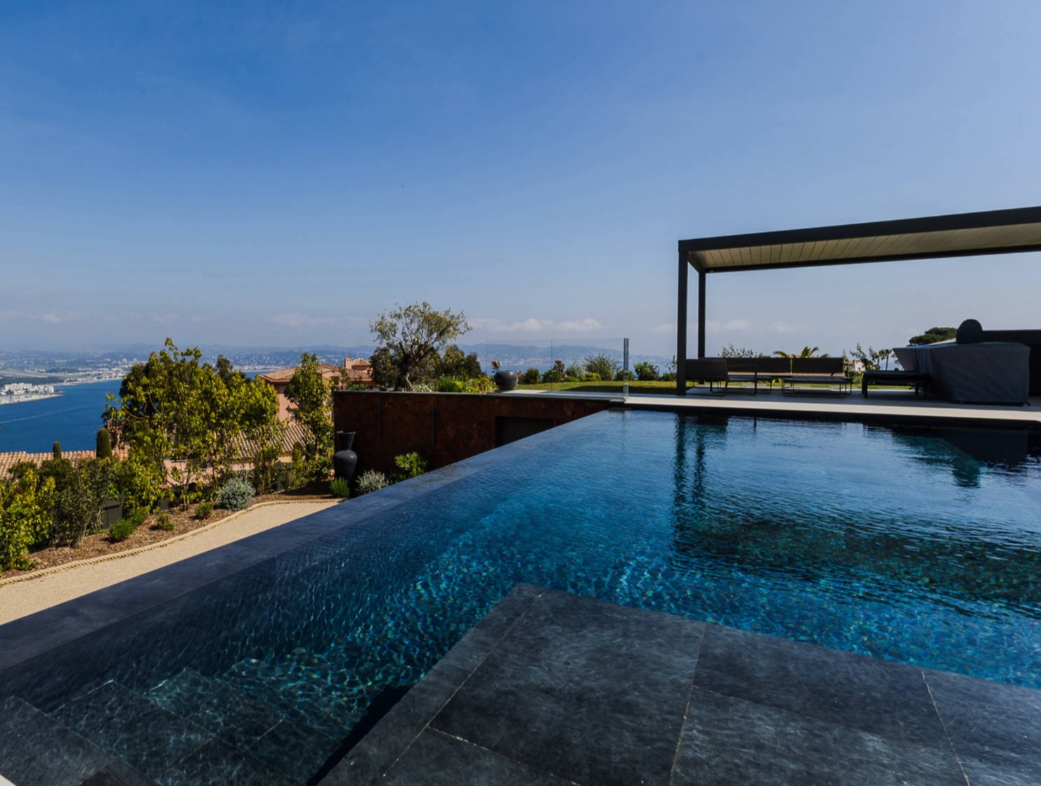 Luxury pool builder From Saint-Tropez to Monaco