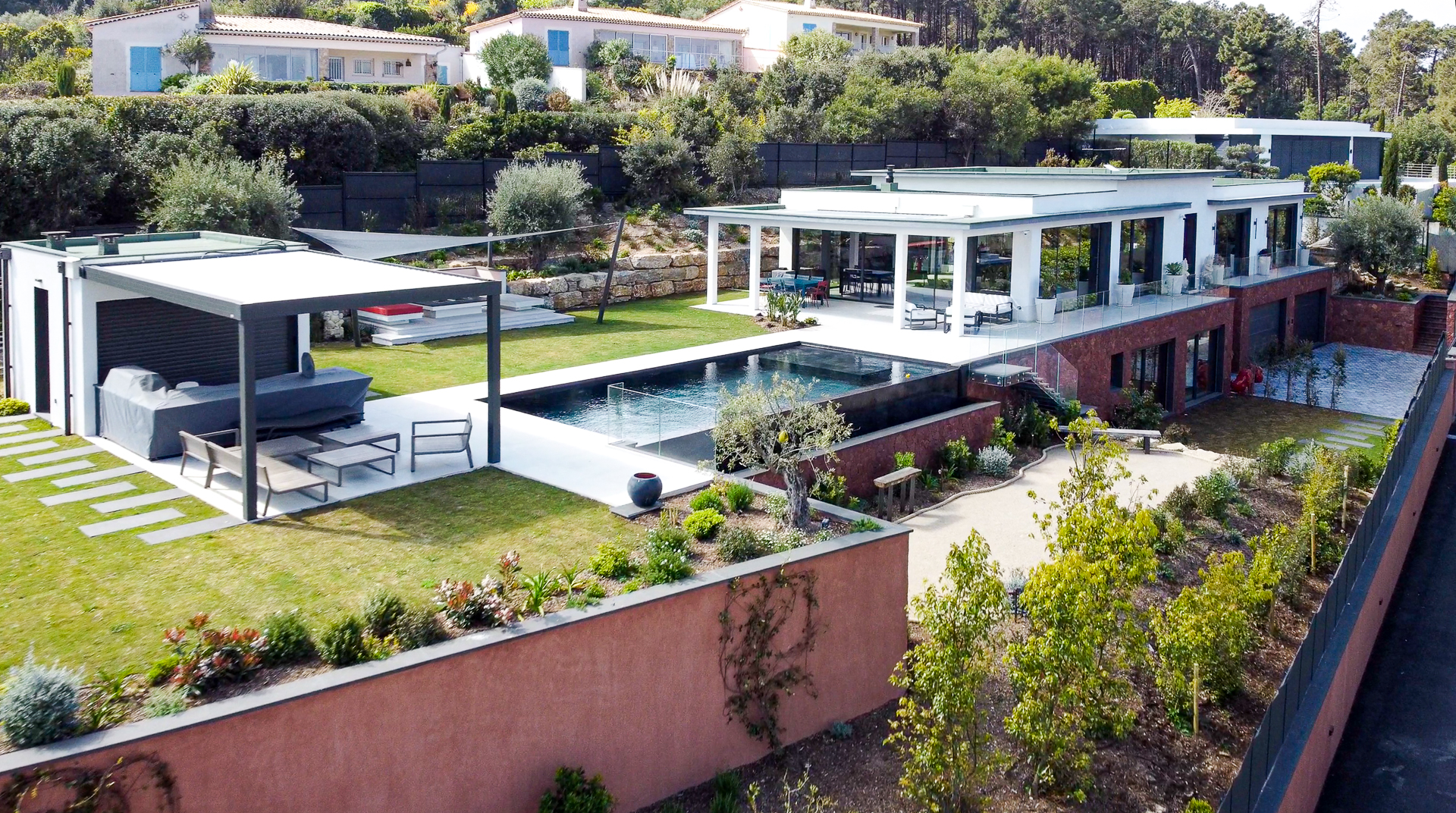 Luxury contemporary villa with infinity pool on the French Riviera
